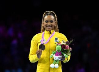 Após ganhar medalha de ouro, ginasta Rebeca Andrade canta gospel e expõe fé em Deus