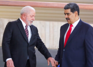 Ditadura da Venezuela pede, e Brasil remove bandeira da embaixada da Argentina