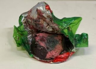 Em um ataque de ciúmes, homem tenta envenenar amigo usando chocolate