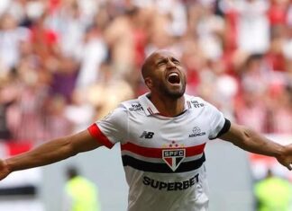 Com dois a mais, São Paulo supera Corinthians e agrava crise no Campeonato Brasileiro