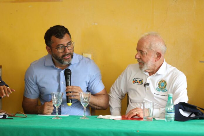 Em-visita-a-comunidades-de-Manaquiri-Alvaraes-e-Tefe-Wilson-Lima-reforca-pedidos-de-apoio-no-enfrentamento-a-estiagem-ao-presidente-4_Foto-Alex-Pazuello-e-Diego-Peres-Secom