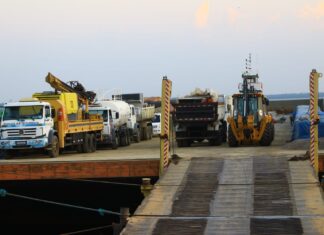 Governo do Amazonas inicia embarque de equipamentos para obras de água e esgoto do Prosai Parintins