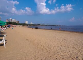 Praia da Ponta Negra é interditada para banhistas por conta da seca em Manaus
