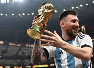 Marca entrega a Messi troféu de jogador com mais conquistas na história