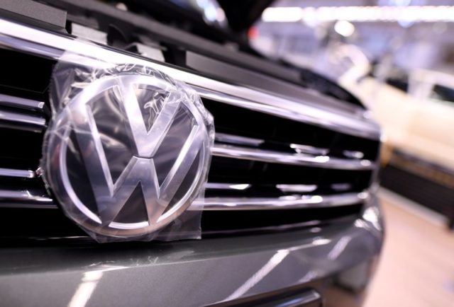 Logotipo da Volkswagen em um carro na montadora da empresa em Wolfsburg, Alemanha
