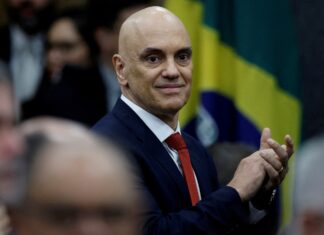 Moraes surpreende e arquiva pedido de prisão de Bolsonaro