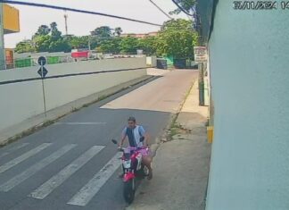 Moto é roubada em Manaus depois de ser deixada com a chave na ignição; confira o vídeo