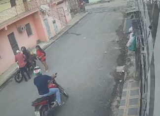 Bandidos assaltam passageira e mototáxi no bairro Grande Vitória; assista
