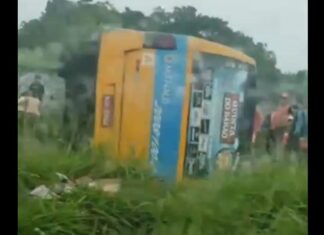 Em Manaus, micro-ônibus “amarelinho” capota e fica atravessado no meio de avenida; assista!