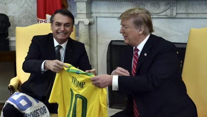x81696401_us-president-donald-trumprand-brazilian-president-jair-bolsonaro-exchange-team-jerseys-as-t-jpg-pagespeed-ic_-rdiqtc35rx