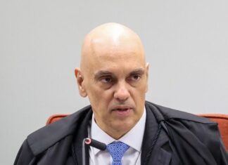 Parlamentares protocolam pedido de impeachment contra Moraes no Senado