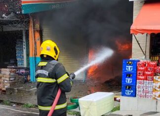 Corpo de Bombeiros combate incêndio de grande proporção em área comercial no Jorge Teixeira