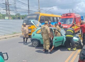 Corpo de Bombeiros resgata vítimas de acidente de trânsito no bairro Distrito Industrial