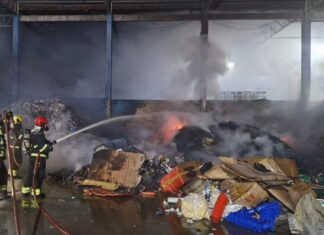 Em ação rápida, Corpo de Bombeiros combate incêndio em fábrica de materiais recicláveis no Distrito