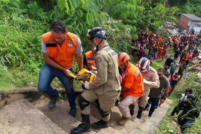 Governo-do-Amazonas-mobiliza-operacao-de-resgate-de-vitimas-de-deslizamento-de-terra-no-bairro-Redencao-3_Foto-Arthur-Castro-Secom