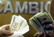 Com influência do exterior, dólar recua 1,1% e encerra o dia a R$ 5,32