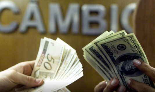 Com influência do exterior, dólar recua 1,1% e encerra o dia a R$ 5,32