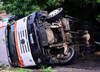 Veículo de coleta de lixo tomba ao deslizar em ladeira no Tancredo Neves