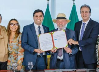 Lula sanciona lei que restringe uso de celular em escolas
