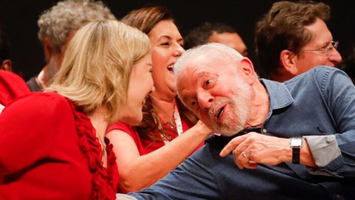 Lula-e-Gleisi-durante-evento-do-PT-848x477