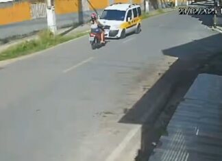 Mulher motociclista perde a vida em colisão frontal com van escolar por distração no celular; assista!