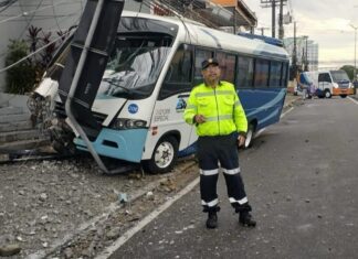 Acidente na avenida Darcy Vargas: micro-ônibus atinge poste e interrompe fornecimento de energia
