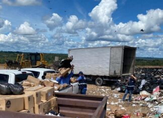 Adaf apreende 6,8 toneladas de alimentos com prazo de validade vencido no bairro Monte das Oliveira