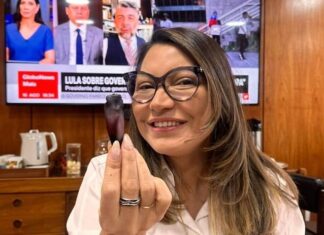 Em evento com ministros e deputados, Janja interrompe fala e pede que Bolsonaro seja tratado como “inominável”