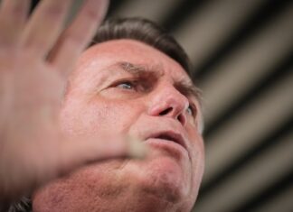 Após virar réu, Bolsonaro diz não estar morto: “O povo gosta de mim”