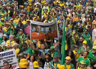 Ato por anistia tem faixas contra Lula e Moraes e pedidos de prisão