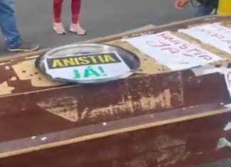 Protesto na Paulista tem “caixão de Moraes” e ataques ao STF