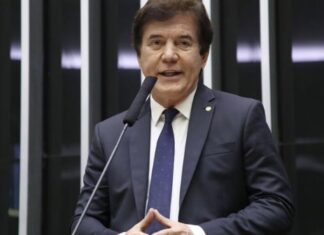 Deputado do PL cede à pressão e inclui assinatura em urgência de anistia