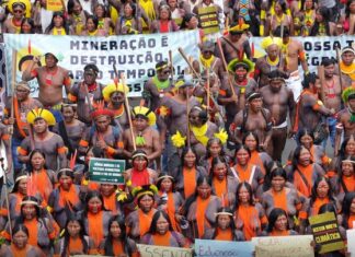 Indígenas tomam Esplanada dos Ministérios em ato por demarcação, saúde e educação no Acampamento Terra Livre