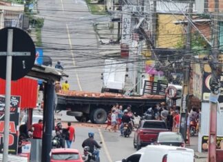 Caminhão desce ladeira sem controle e causa acidente no Parque das Nações