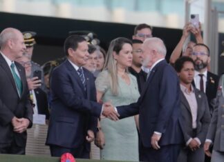 Lula cumprimenta Mourão em evento militar em Brasília