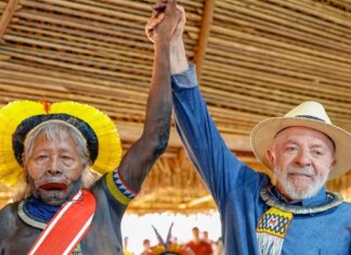 Lula condecora cacique Raoni com a mais alta honraria do país
