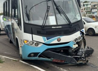 Acidente fatal entre moto e micro-ônibus deixa um morto na Av. Brasil