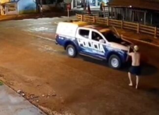 Suspeito sem camisa reage à polícia com arma em mãos e é atingido por disparos