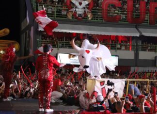 Torcida vermelha e branca canta em coro no primeiro Curral com toadas de 2025