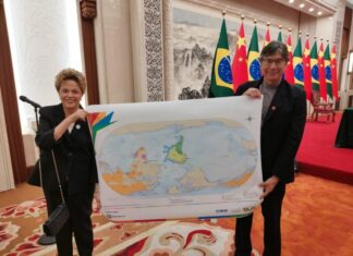 Dilma exibe mapa-múndi invertido em reunião com chineses ao lado de Pochmann