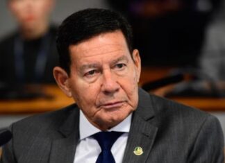 Sem citar Bolsonaro, Mourão afirma que prisão de generais é “infâmia”
