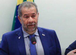 Após fraude no INSS, Lupi pede demissão do Ministério da Previdência
