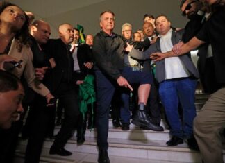 Bolsonaro mostra tornozeleira eletrônica e diz que é ‘máxima humilhação’