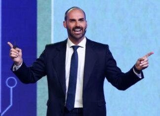 Eduardo Bolsonaro chega próximo ao limite de faltas na Câmara, e PT pede perda do mandato de deputado
