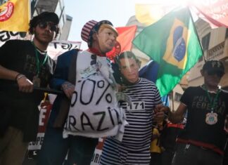 Tarifaço: ato contra Trump na Rua 25 de Março, em São Paulo, tem ‘Bolsonaro preso’ e defesa do Pix