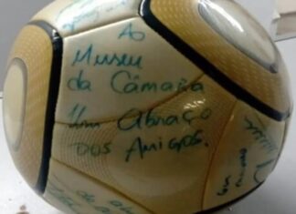 Homem que pegou bola autografada por Neymar nos atos de 8 de Janeiro é condenado pelo STF