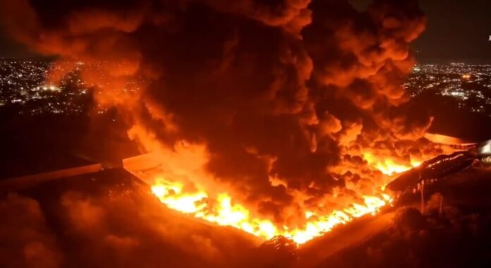 Incendio-em-fabrica-do-Distrito-Industrial-continua-durante-a-noite-e-preocupa-autoridades