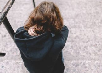Mãe é presa por receber dinheiro para proteger o estuprador da filha