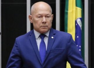 Deputado bolsonarista se engana e chama Lula de ‘homofóbico’ querendo acusar presidente de racismo