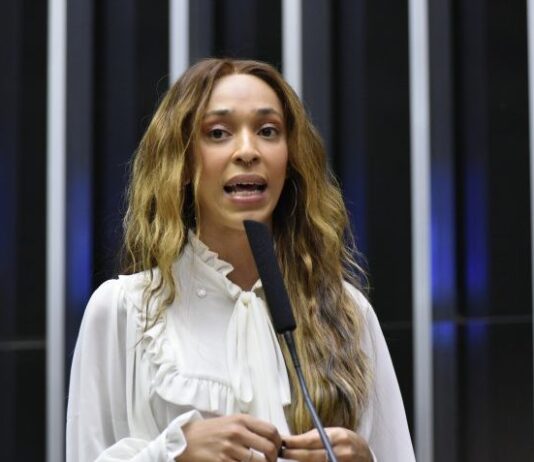 Escolha de Erika Hilton, que é trans, como “mulher do ano” por revista do Grupo Globo provoca críticas e debate público